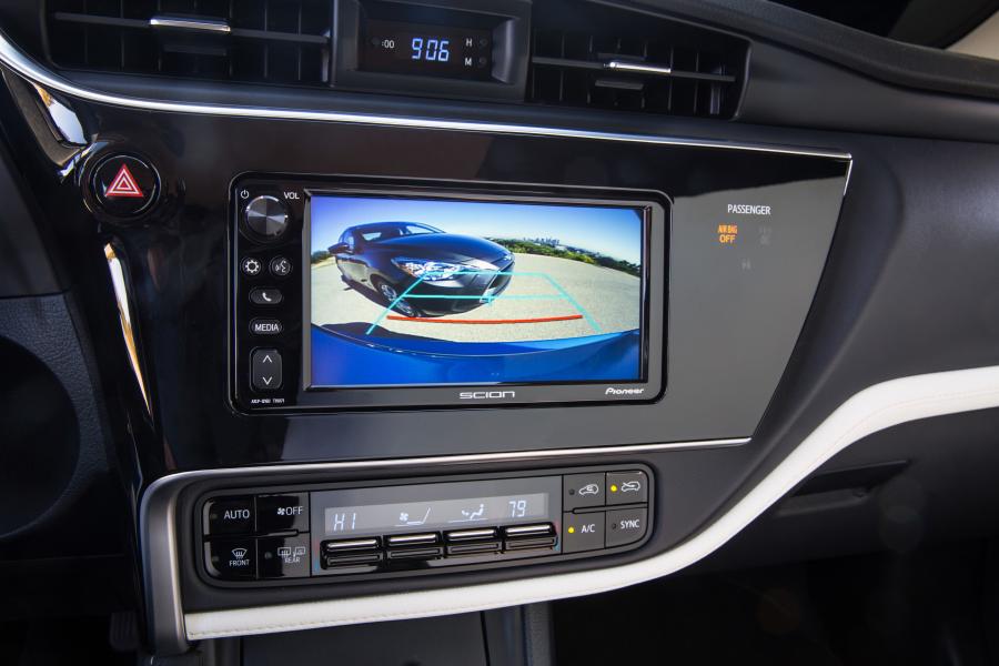 Детали интерьера Scion iM 2015 года  (фото 10 из 48)